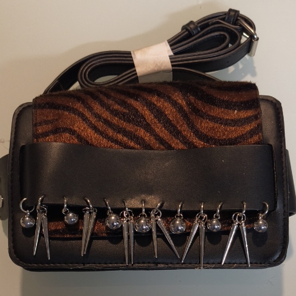 mark. Black Leather Bag with Silver Zipper